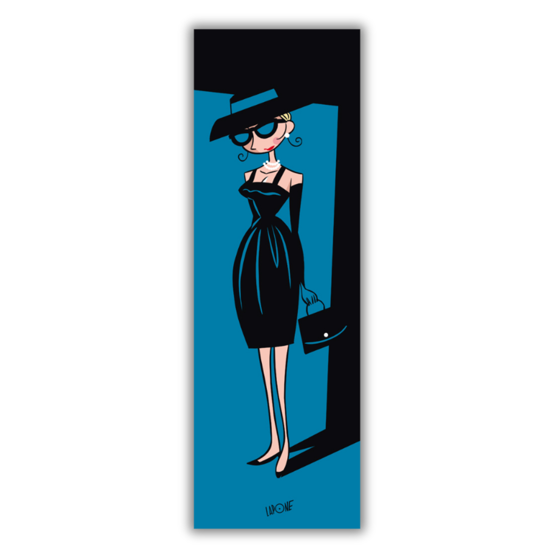 Quadro a colori di Una donna elegante e stilizzata indossa un abito nero, occhiali da sole e un cappello, in "Tiffany" di Antonio Lapone, evocando mistero ed eleganza.