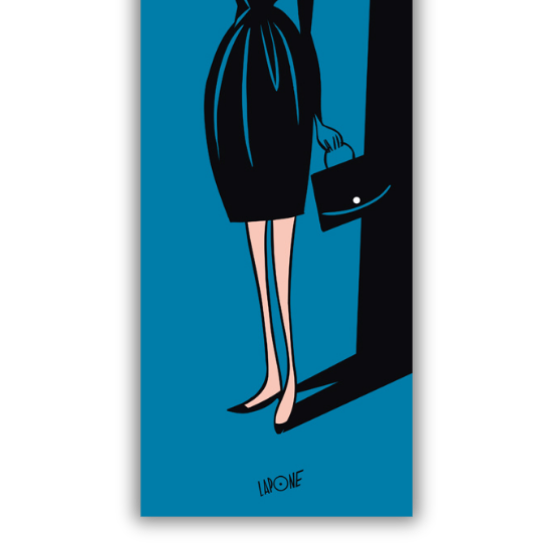 Dettaglio Quadro a colori di Una donna elegante e stilizzata indossa un abito nero, occhiali da sole e un cappello, in "Tiffany" di Antonio Lapone, evocando mistero ed eleganza.