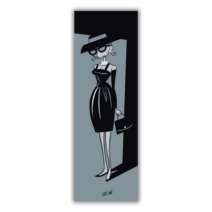 Quadro in b/n di Una donna elegante e stilizzata indossa un abito nero, occhiali da sole e un cappello, in "Tiffany" di Antonio Lapone, evocando mistero ed eleganza.