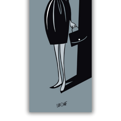 Dettaglio Quadro in b/n di Una donna elegante e stilizzata indossa un abito nero, occhiali da sole e un cappello, in "Tiffany" di Antonio Lapone, evocando mistero ed eleganza.
