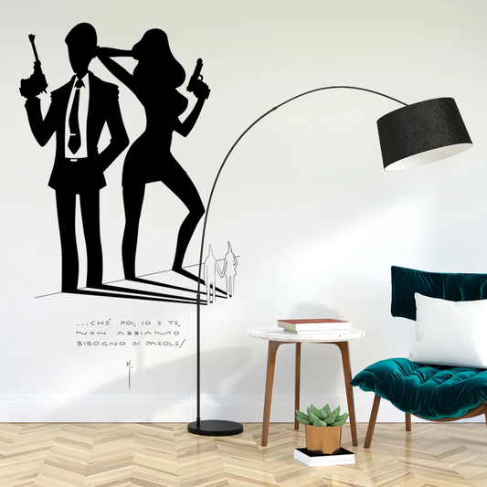 Silhouette dinamica di Lupin e Margot in posa d'azione su adesivo murale, evocando eleganza e avventura senza tempo. Applicata su parete.