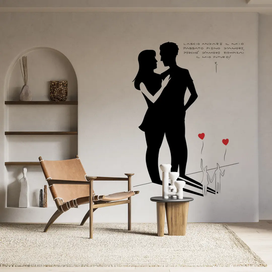 Adesivo murale 'Due Cuori', silhouette romantica di coppia con cuori rossi - emblema di amore e connessione profonda. versione esempio tinello