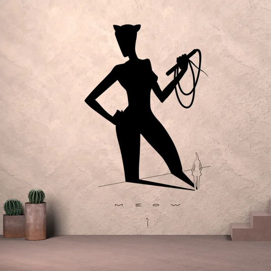 Sticker murale silhouette di Catwoman in posa elegante, ideale per decorazioni d'interni sofisticate e moderne. sul muro