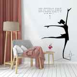 Silhouette stilizzata di una ballerina in posa elegante come adesivo murale, simbolo di grazia e movimento artistico su parete.