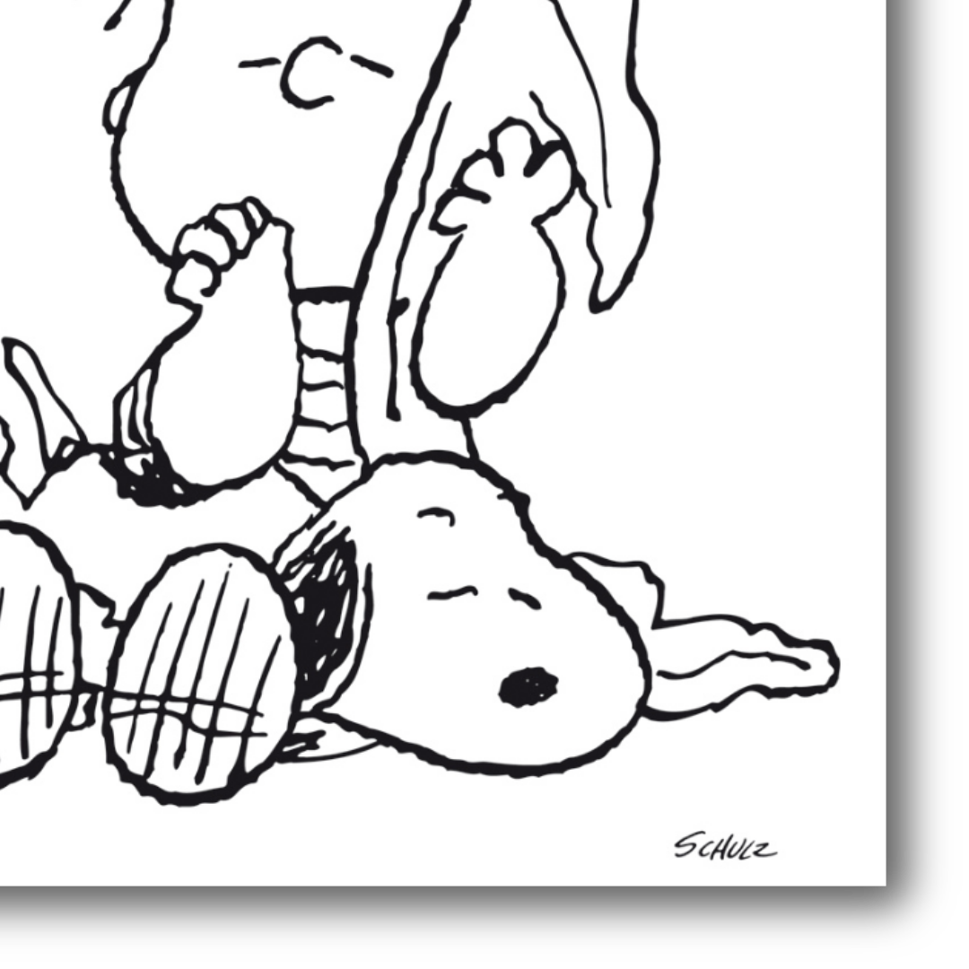 Dettaglio dell'Illustrazione di "Snoopy, Linus e la Coperta" con Linus che abbraccia una coperta bianca accanto a Snoopy.