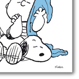 Dettaglio dell'Illustrazione di "Snoopy, Linus e la Coperta" con Linus che abbraccia una coperta azzurra accanto a Snoopy.