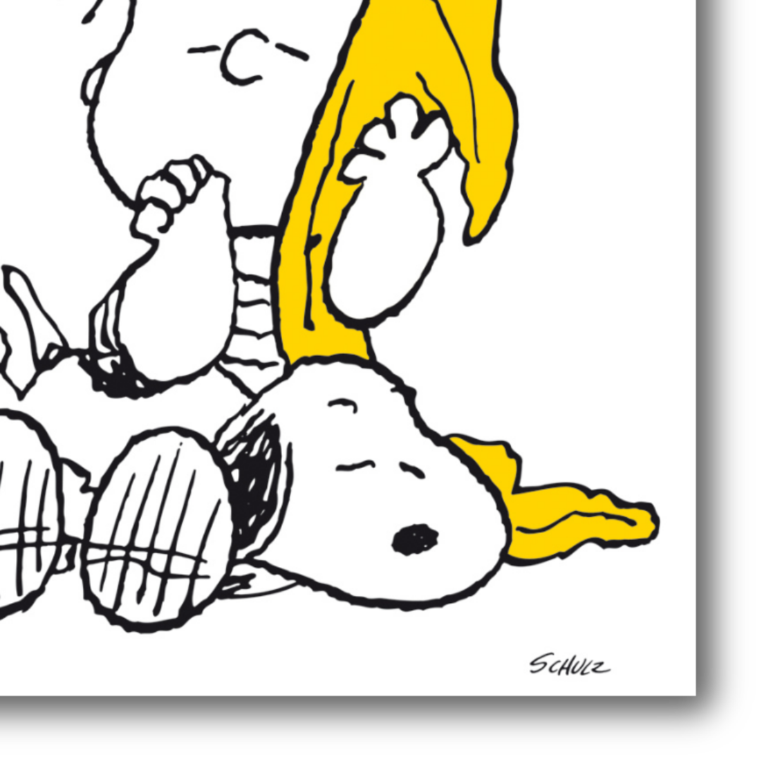 Dettaglio di "Snoopy, Linus e la Coperta" con Linus che abbraccia una coperta gialla accanto a Snoopy.