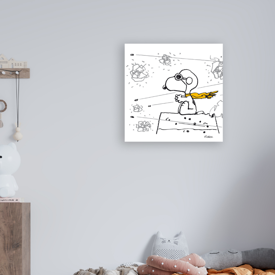 Snoopy, the Red Baron ritrae Snoopy con una sciarpa gialla, in posa eroica sopra la sua cuccia, immaginandosi come un aviatore.