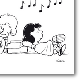 Dettaglio dell'Illustrazione di "Schroeder, Lucy and the Piano" che mostra Lucy appoggiata amorevolmente al pianoforte su cui Schroeder suona, con note musicali nell'aria.