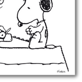 Dettaglio di Snoopy, the Writer" mostra Snoopy seduto al suo tavolo da scrittura, immerso nei suoi pensieri, con Woodstock che vola vicino.