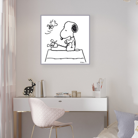 Snoopy, the Writer" mostra Snoopy seduto al suo tavolo da scrittura, immerso nei suoi pensieri, con Woodstock che vola vicino.