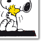 Illustrazione di "Snoopy Love Woodstock" con Dettaglio di Snoopy che abbraccia teneramente Woodstock, entrambi raffigurati in bianco e nero.