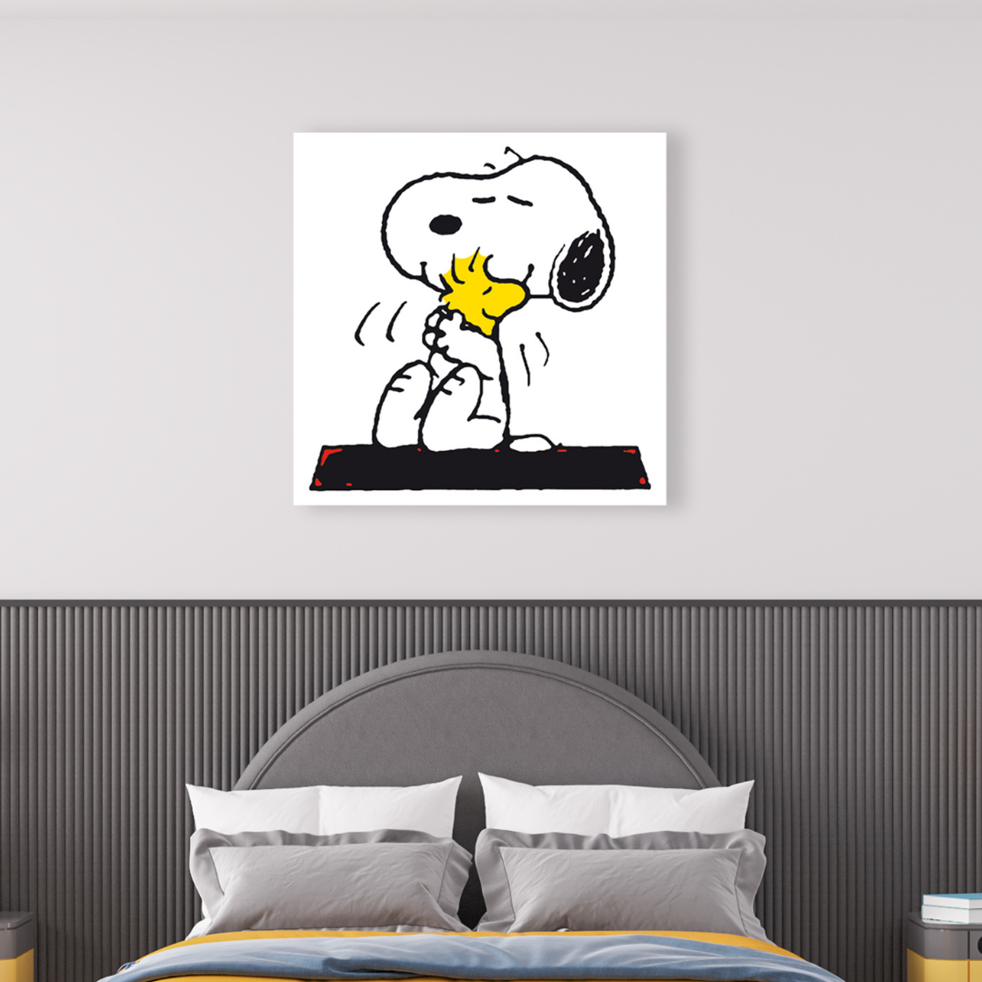 Illustrazione di "Snoopy Love Woodstock" con Snoopy che abbraccia teneramente Woodstock, entrambi raffigurati in bianco e nero.