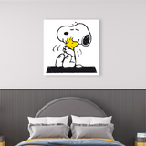 Illustrazione di "Snoopy Love Woodstock" con Snoopy che abbraccia teneramente Woodstock, entrambi raffigurati in bianco e nero.