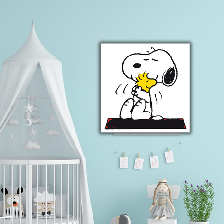 Ambientazione di "Snoopy Love Woodstock" con Snoopy che abbraccia teneramente Woodstock, entrambi raffigurati in bianco e nero.