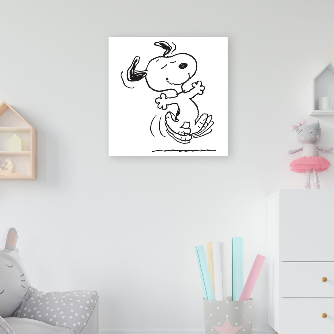 Snoopy, Be Happy mostra Snoopy in un momento di pura felicità, danzando con le braccia aperte e un sorriso radioso.
