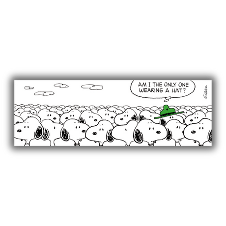 Quadro in bianco e nero "Snoopy, Am I the Only One Wearing a Hat?" con Snoopy seduto tra molti altri, l'unico con un cappello verde, guardando perplesso in alto.