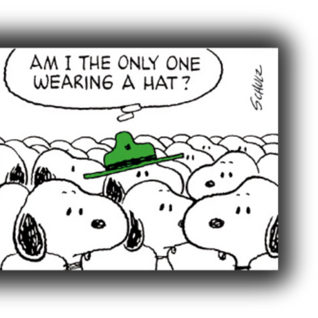 Dettaglio dell'Illustrazione in bianco e nero "Snoopy, Am I the Only One Wearing a Hat?" con Snoopy seduto tra molti altri, l'unico con un cappello verde, guardando perplesso in alto.