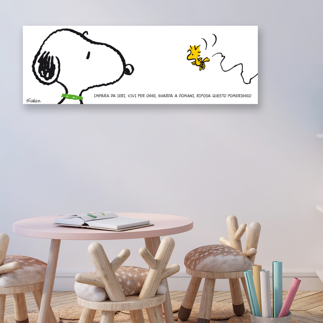 Snoopy seduto sulla sua cuccia, contempla la vita, con una bolla di citazione in italiano e inglese che riflette sull'imparare da ieri, vivere per oggi e restare nel pomeriggio.