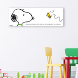 Snoopy seduto sulla sua cuccia, contempla la vita, con una bolla di citazione in italiano e inglese che riflette sull'imparare da ieri, vivere per oggi e restare nel pomeriggio. Tela in stanza Giochi