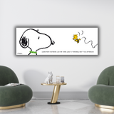 Snoopy seduto sulla sua cuccia, contempla la vita, con una bolla di citazione in italiano e inglese che riflette sull'imparare da ieri, vivere per oggi e restare nel pomeriggio. Tela su parete in Inglese.