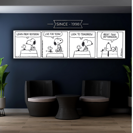 Ambientazione Striscia comica in bianco e nero "SNOOPY Learn from yesterday..." con Snoopy che insegna a imparare dal passato, vivere il presente, guardare al futuro e riposare.