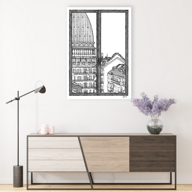 Ambientazione quadro in bianco e nero della Mole Antonelliana di Torino visto da una finestra, creato dall'artista Matteo Pericoli.