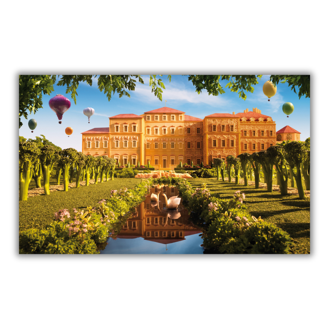 Quadro Opera artistica 'La Venaria Reale' di Carl Warner, con alberi lussureggianti e mongolfiere colorate nel cielo.