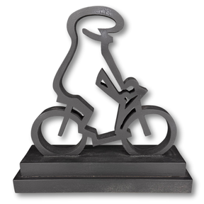 Scultura artigianale in legno nero raffigurante Mr. Linea in bicicletta, opera pop ironica by Giantarlo – collezione Wowood in esclusiva su Mycrom Art