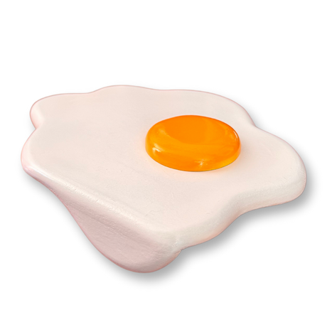 Scultura in legno a forma di uovo al tegamino sciolto, scolpita e dipinta a mano da GianTarlo, collezione Wowood per Mycrom Art