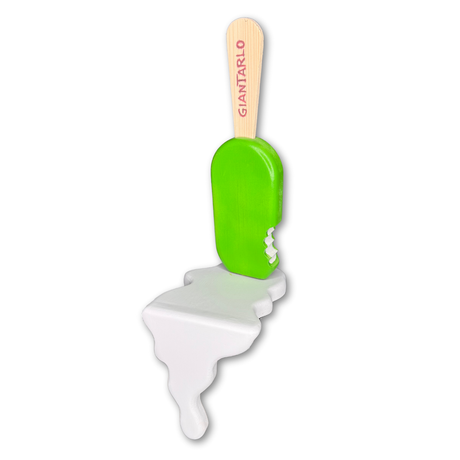 Scultura pop in legno raffigurante gelato verde fluo morso e sciolto, firmata GianTarlo, design unico e ironico, collezione Wowood di Mycrom Art.