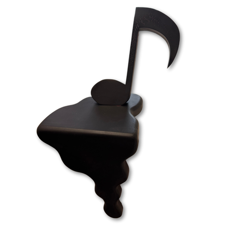 Scultura in legno nero raffigurante una nota musicale fusa, fatta a mano da Giantarlo. Pezzo d’arredo unico della collezione Wewood.
