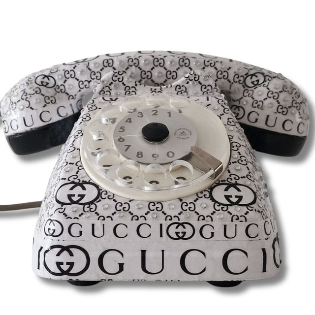 Telefono artistico "GUCCI - Ring Art Phone" con design unico e dettagli del brand GUCCI. Pezzo d'arte fatto a mano disponibile su Mycrom Art.