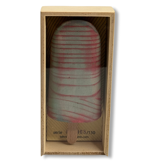 Scultura di gelato artigianale in legno Johnny Hermann, edizione limitata e numerata, omaggio al gelato Pepino di Torino. Perfetto come decorazione artistica o regalo creativo.