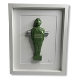 Omino del calciobalilla verde incorniciato con scritta 'Vietato Rullare', scultura firmata e numerata di Johnny Hermann.