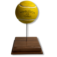 Scultura in legno della pallina da tennis Wimbledon, firmata e numerata da Johnny Hermann.