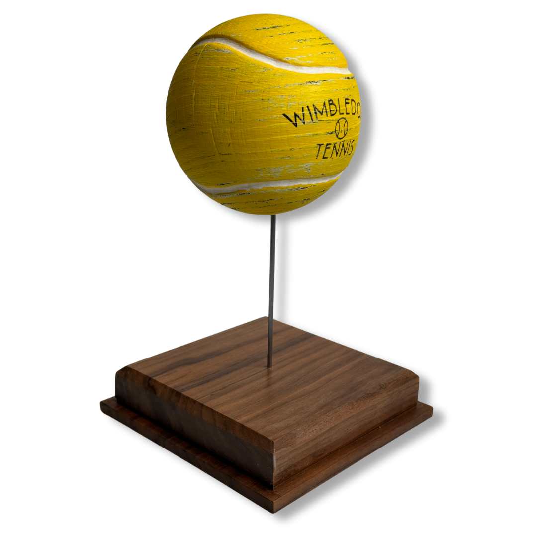 Vista laterale scultura pallina Wimbledon in legno