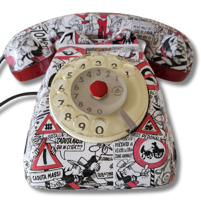 Telefono vintage decorato con fumetti di Jacovitti, vista frontale