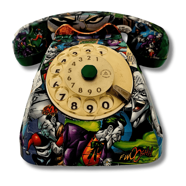Telefono vintage decorato con immagini del Joker, pezzo unico realizzato a mano.