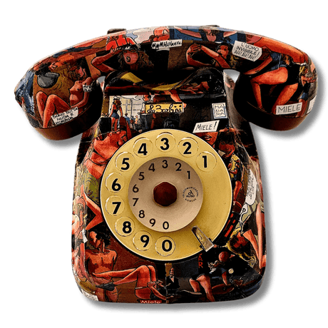 Telefono artistico vintage decorato con illustrazioni di Milo Manara, pezzo unico e fatto a mano, collezione Mycrom Art.
