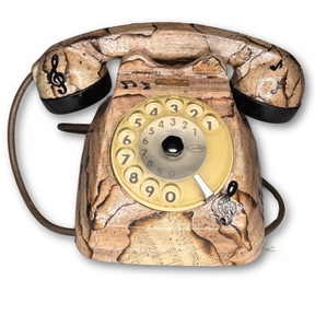 Telefono vintage Siemens 1962 decorato a mano con spartiti musicali autentici bruciacchiati, opera d'arte unica firmata LaBarbini, in vendita su Mycrom Art