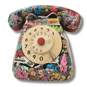 Telefono vintage decorato con fumetti di Nick Carter