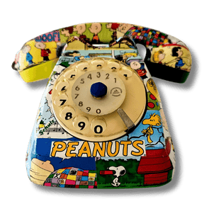 Telefono vintage Peanuts con illustrazioni colorate