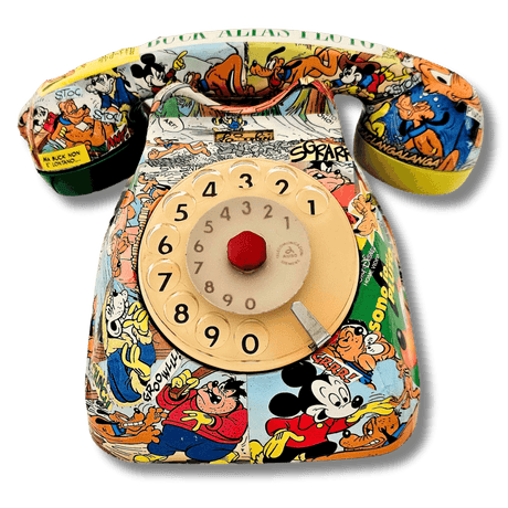 Telefono artistico decorato con scene di Pluto, pezzo unico e artigianale.