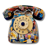 Telefono artistico dedicato ai Simpson, realizzato a mano con immagini tratte dai fumetti della famosa famiglia gialla.
