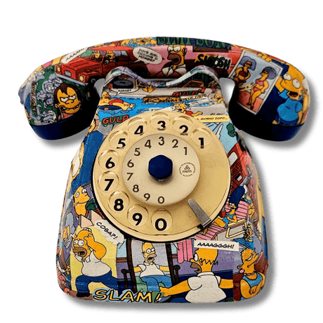 Telefono artistico dedicato ai Simpson, realizzato a mano con immagini tratte dai fumetti della famosa famiglia gialla.