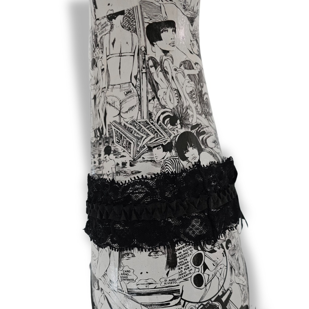 Dettaglio pizzo gamba Sexy Valentine Leg con fumetti Crepax