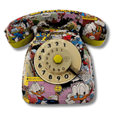 Telefono vintage decorato a mano con immagini di Zio Paperone, un pezzo unico e artistico realizzato con tecnica di decoupage.