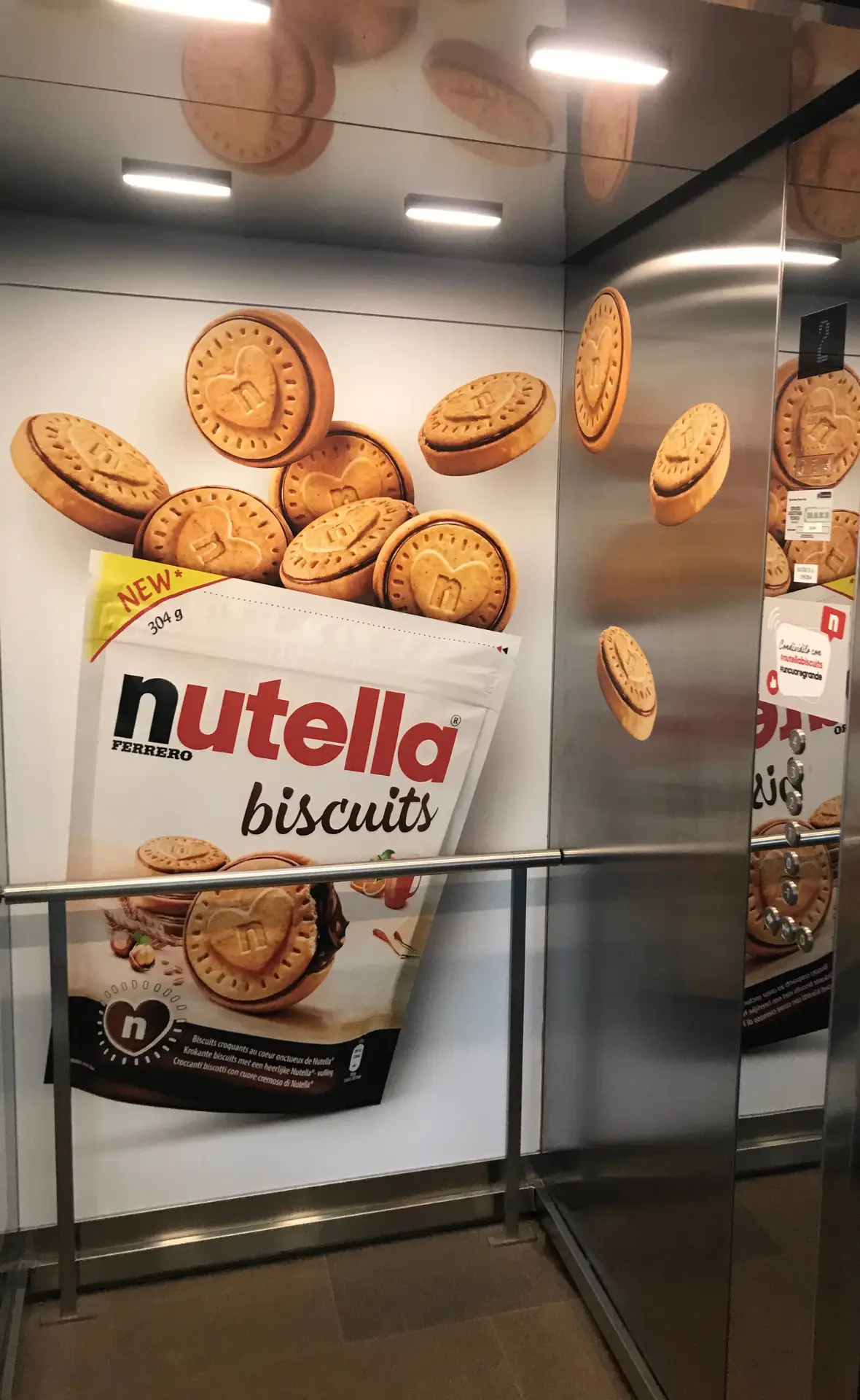 Interno ascensore decorato con poster Nutella Biscuits